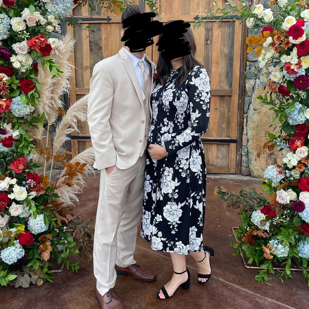 Long-sleeved midi dress. Black and white design, with a smocked top